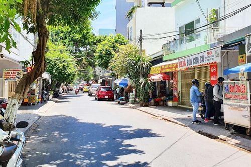 Ngày đầu Đà Nẵng dừng dịch vụ giao hàng: Shipper buồn bã, quán xá đìu hiu