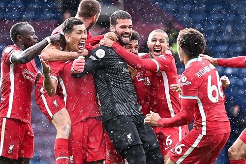 Alisson Becker nén nỗi đau mất cha, chạm kỳ tích lịch sử ở Ngoại hạng Anh