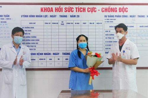 Nữ điều dưỡng từng sốc phản vệ sau tiêm vaccine COVID-19 xuất viện