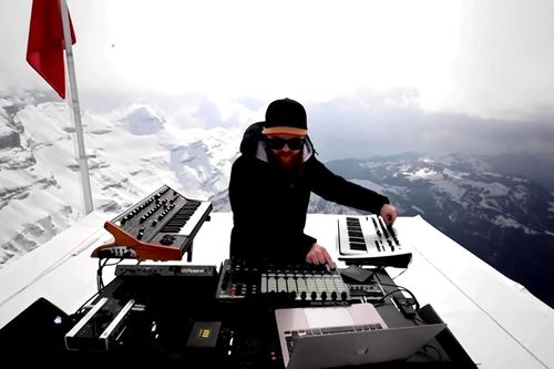 DJ người Pháp chơi nhạc trên đỉnh núi cao 3000 m ở Thụy Sĩ