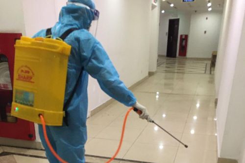 Khử khuẩn, truy vết nhanh trường hợp dương tính tại R2B Royal City ở quận Thanh Xuân