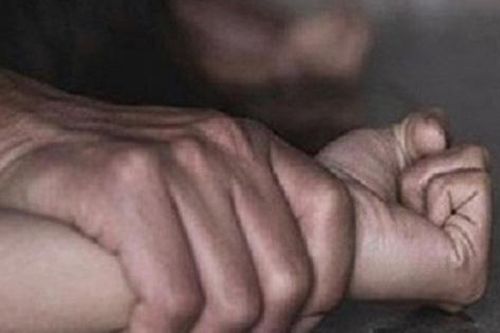 Khới tố đối tượng hiếp dâm con đẻ