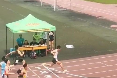 Nam sinh Trung Quốc cụt một tay đánh bại đối thủ trên đường chạy