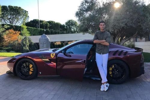 Ronaldo mang dàn siêu xe rời khỏi biệt thự ở Italy