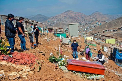 Người Peru vật lộn tìm đất chôn thân nhân chết vì Covid-19