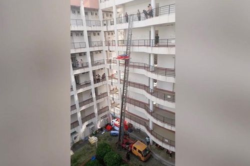 Trường cao đẳng ở Trung Quốc phát đá lạnh cho sinh viên chống nóng