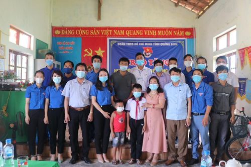 Học sinh lớp 6 được tặng huy hiệu 'Tuổi trẻ dũng cảm'