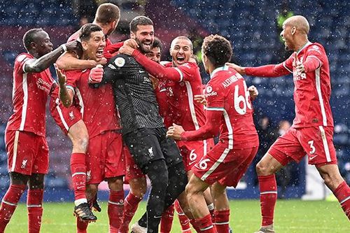 Alisson ghi bàn ở lần đầu tiên chạm bóng trong vòng cấm đối phương