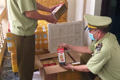 Xử phạt 90 triệu đồng, tịch thu 408 chai rượu nhập lậu