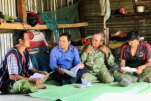 Khi các già làng làm tuyên truyền viên bầu cử