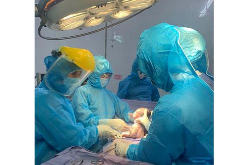 Bé trai trong khu phong tỏa chào đời 'đặc biệt'
