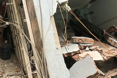 Điều tra nguyên nhân vụ lún, sập tám căn nhà ven kênh