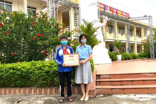 Trao Bằng khen cho học sinh lớp 9 dũng cảm cứu người