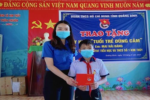 Tặng Huy hiệu 'Tuổi trẻ dũng cảm' cho học sinh cứu người đuối nước