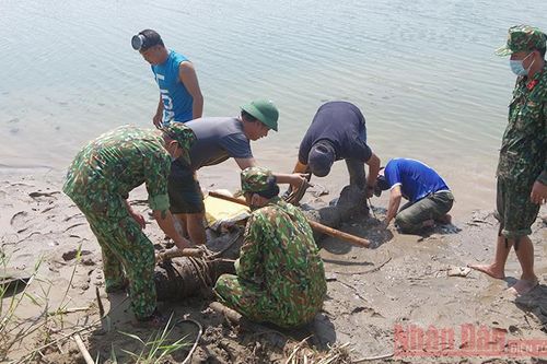 Di dời thành công quả bom còn ngòi nổ ở sông Thạch Hãn