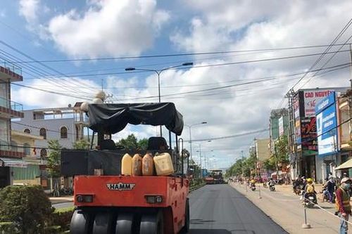 Nữ công nhân làm đường bị xe lu cán chết