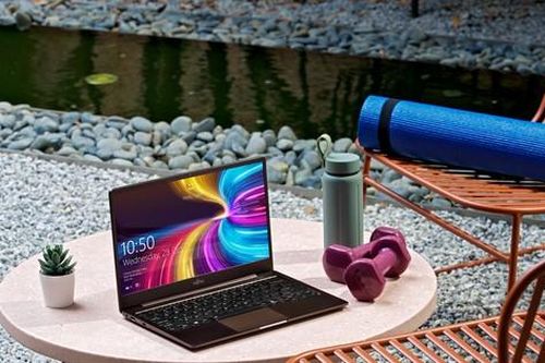 Fujitsu CH laptop cho trải nghiệm đa phương tiện di động toàn diện