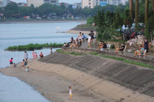 Hà Nội: Người dân 'thờ ơ' với chỉ thị 12, cuối ngày ùn ùn ra hồ bơi giải nhiệt