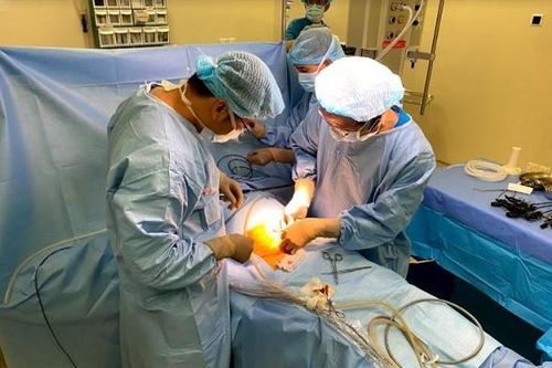 Phẫu thuật thành công thoát vị bẹn cho người có nhiều bệnh nền 71 tuổi