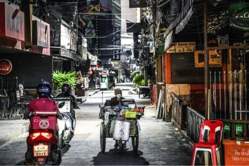 Làn sóng COVID mới làm suy yếu sự phục hồi kinh tế Đông Nam Á