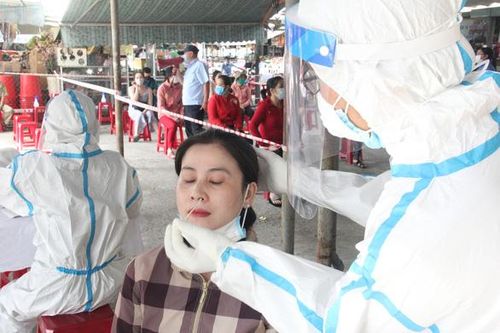 Đà Nẵng đồng loạt triển khai xét nghiệm COVID-19 cho các hộ dân