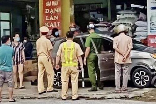 Tin giao thông đến sáng 18/5: Ô tô va vào cọc tiêu ven đường bốc cháy dữ dội; va chạm với xe ben, nam thanh niên ngã xuống đường tử vong