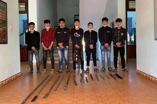 Bắt nhóm 'choai choai' cùng 'lô' hung khí