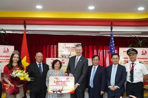 Hàng không 'bay cao' với hoạt động cứu trợ và giải tỏa khách