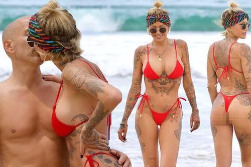 Người mẫu Tina Louise 'bốc lửa', tình tứ bạn trai ở biển