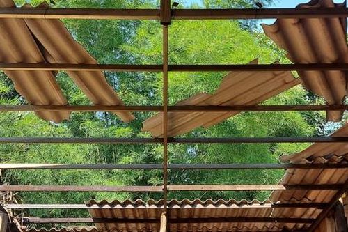 Lốc xoáy làm tốc mái, nhiều hộ dân sống cảnh 'màn trời chiếu đất' ở Quảng Bình