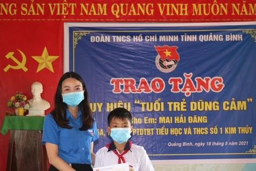 Học sinh lớp 6 cứu người đuối nước được tặng huy hiệu 'Tuổi trẻ dũng cảm'
