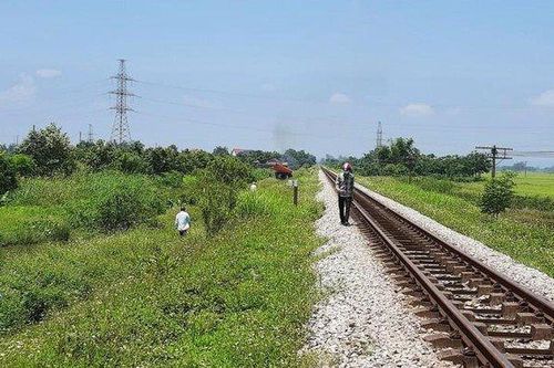 Khởi tố người phụ nữ ôm con tự tử trên đường sắt