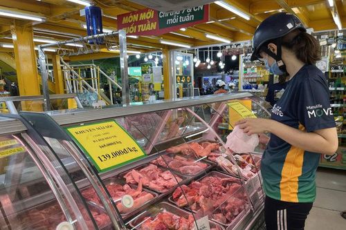 Giá thịt heo giảm mạnh tại chợ đầu mối, chợ lẻ giảm nhỏ giọt