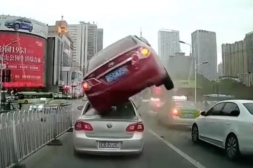 Ô tô đâm vào dải phân cách rồi nhảy lên nóc xe đi ngược chiều