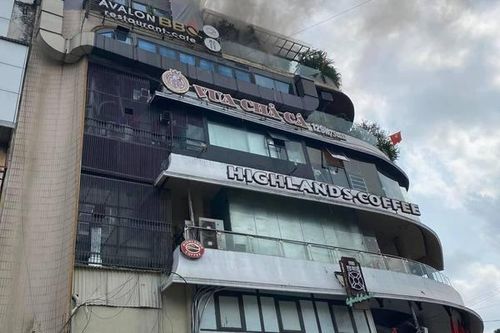 Cháy nóc tòa nhà 'hàm cá mập' ở Hà Nội
