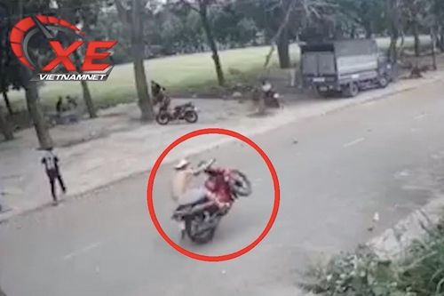 Bốc đầu trong khu dân cư, nam thanh niên bị ăn 'bạt tai'