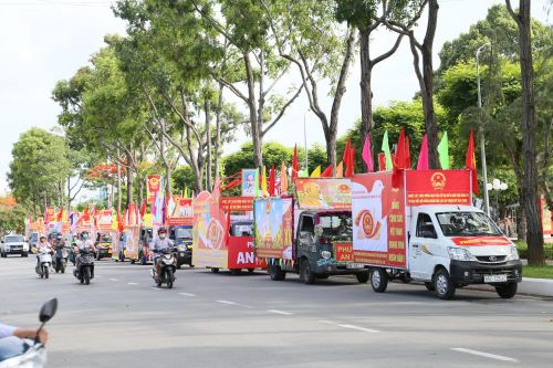 TP. Cần Thơ dùng xe phát thanh cổ động tuyên truyền về bầu cử
