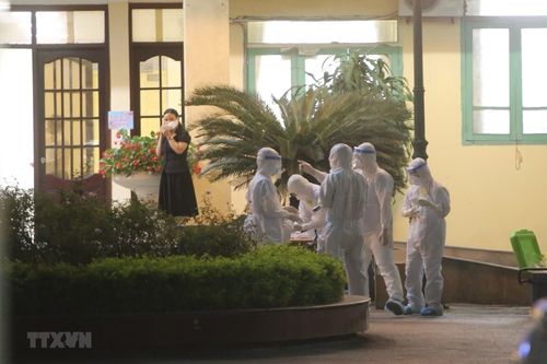 Hình ảnh xét nghiệm COVID-19 ngay trong đêm tại Bộ Giao thông Vận tải