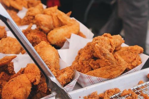 Lợi dụng kẽ hở để ăn gà rán miễn phí suốt 6 tháng, thanh niên bị phạt tù 2,5 năm