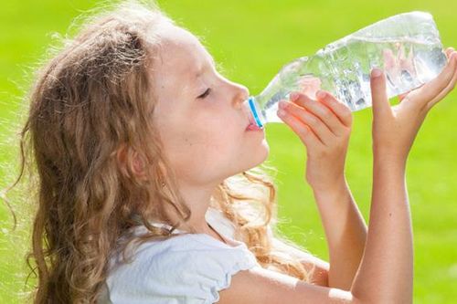 Cách phòng tránh sốc nhiệt cho trẻ khi trời nắng nóng