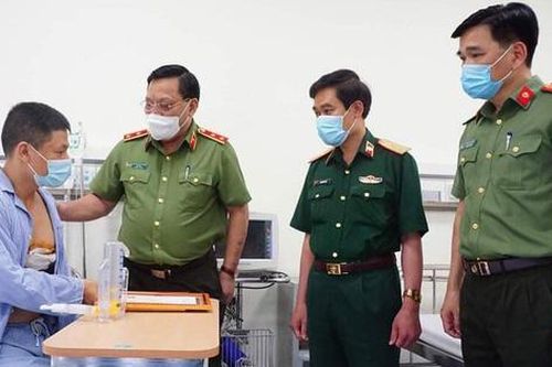 Tài xế bị đâm thấu ngực khi 'bắt' tội phạm truy nã: Cách tử thần chỉ 1cm