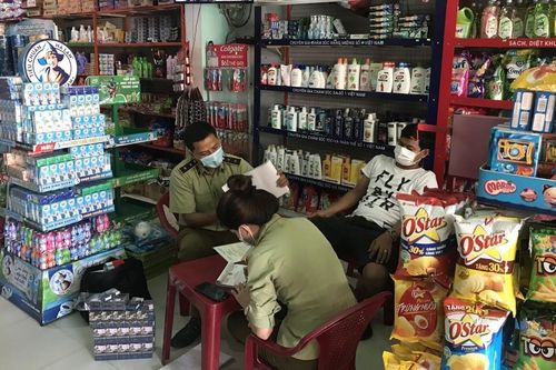 Liên tiếp bắt giữ các vụ kinh doanh thuốc lá giả tại cửa hàng tạp hóa