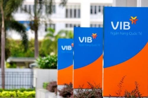 Giá cổ phiếu tăng cao, người nhà lãnh đạo VIB đua nhau bán