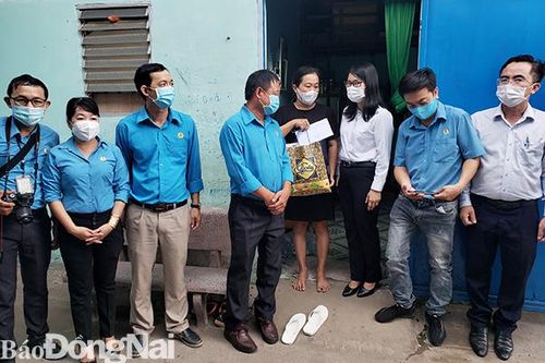 Thăm, tặng quà cho 10 công nhân có hoàn cảnh khó khăn