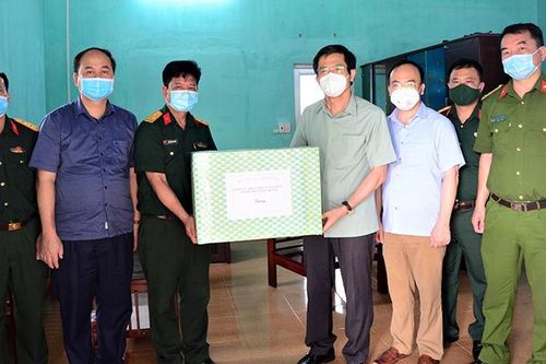 Bí thư Thành ủy Tuyên Quang Tạ Đức Tuyên thăm, tặng quà cán bộ, chiến sỹ 2 khu cách ly
