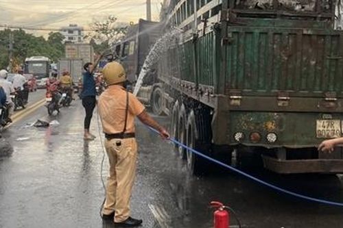 Kịp thời hỗ trợ chữa cháy cho xe container bốc cháy giữa đường