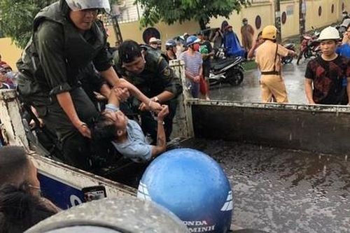 Khống chế kẻ ngáo đá, cầm dao chém bé trai 4 tuổi
