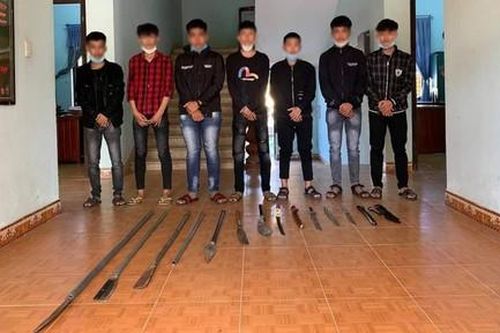 Gần chục đối tượng tuổi teen vác hung khí đi chém người trong đêm