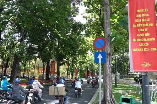 Đường phố TP.HCM rực rỡ sắc đỏ chào mừng ngày bầu cử