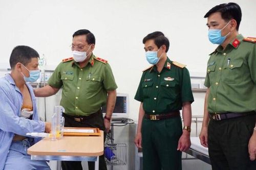 Bộ Công an gửi thư khen tài xế khống chế tên cướp mang lệnh truy nã